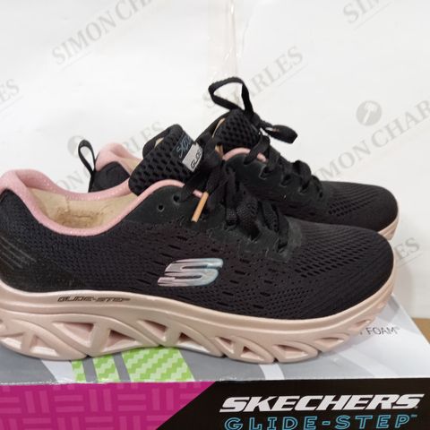 BOXED PAIR OF SKECHERS GLIDE-STEP TRAINERS IN BLACK & PINK, UK SIZE 4.5