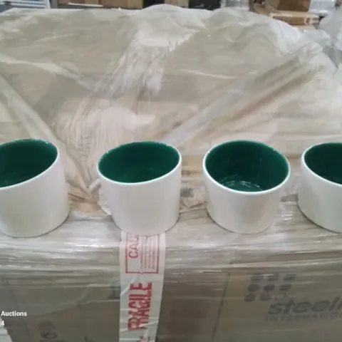 PALLET CONTAINING LARGE AMOUNT OF TILTED SIDE POTS/RAMEKINS (GREEN AND WHITE)