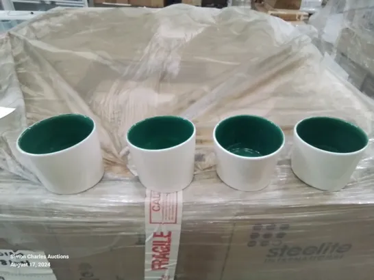 PALLET CONTAINING LARGE AMOUNT OF TILTED SIDE POTS/RAMEKINS (GREEN AND WHITE)