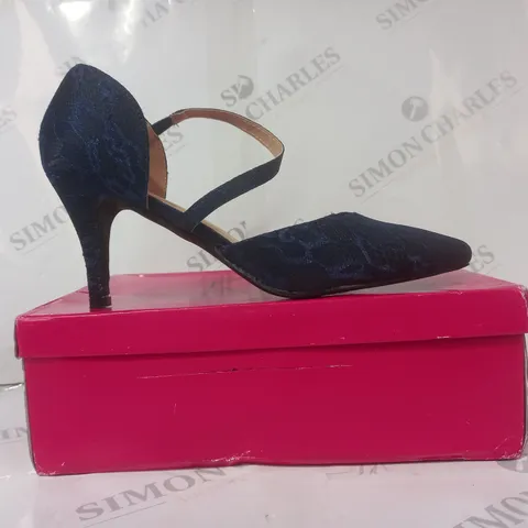 BOXED PAIR OF SHOE BOX BOUTIQUE POINTED TOE HEELED SHOES IN BLACK/BLUE SIZE 7