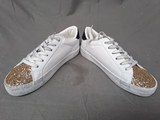 BOXED PAIR OF CHICMUSE SHOES IN WHITE W. GOLD AND BLACK GLITTER EFFECT EU SIZE 36