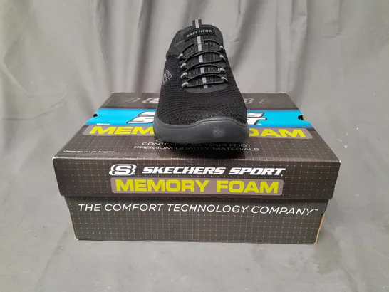 BOXED PAIR OF SKECHERS LITE-WEIGHT TRAINERS IN BLACK UK SIZE 7.5