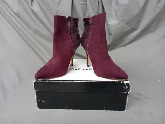 BOXED PAIR OF NINE WEST FLAGSHIP SYNTHETIC ANKLE BOOTS IN WINE SIZE 10