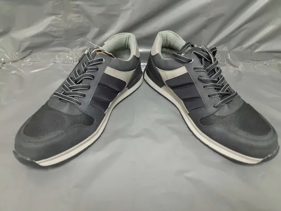 BOXED PAIR OF RELIEF BY PAVERS SHOES IN NAVY/GREY EU SIZE 44