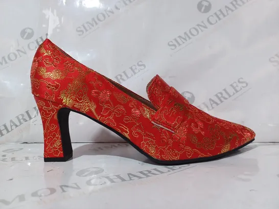 BOXED PAIR OF DESIGNER POINTED TOE HEELED SLIP-ON SHOE SIN RED/GOLD EFFECT EU SIZE 43