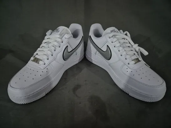 BOXED PAIR OF NIKE WOMEN'S AIR FORCE 1 '07 ESS SHOES IN WHITE/METALLIC SILVER UK SIZE 5.5