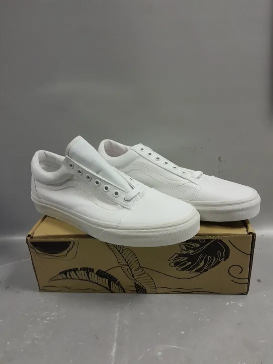 BOXED PAIR OF VANS UNISEX OLD SKOOL LOW TOP TRAINERS - 9