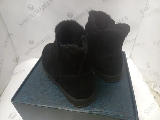 EMU AUSTRALIA BLACK LOW BOOT - SIZE 7