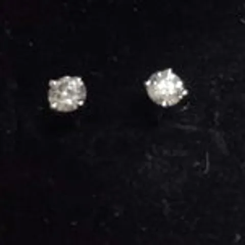 18CT WHITE GOLD STUD EARRINGS SET WITH NATURAL DIAMONDS