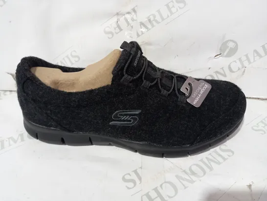 BOXED PAIR OF OUTLET SKECHERS WASH A WOOL MIRO WOOL GRATIS BUNGEE TRAINERS IN BLACK UK SIZE 6