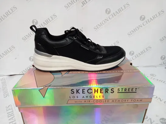 BOXED SKETCHERS GOWALK TRAINERS - SIZE UK 7