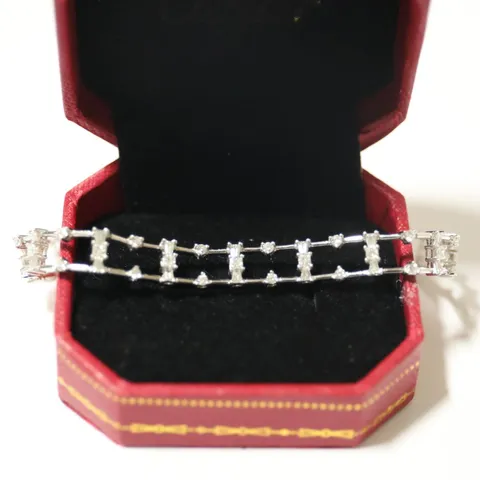 18CT WHITE GOLD BRACELET SET WITH ROUND, BAGUETTE AND PRINCESS CUT NATURAL DIAMONDS WEIGHING +2.68CT