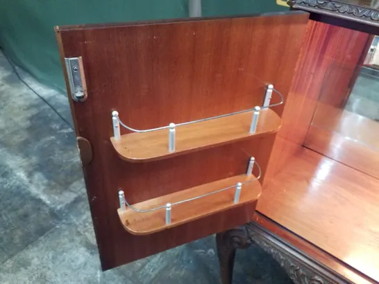 FLAME MAHOGANY VENEER GLASS-TOPPED LOCKABLE DRINKS CABINET WITH QUEEN ANNE LEGS