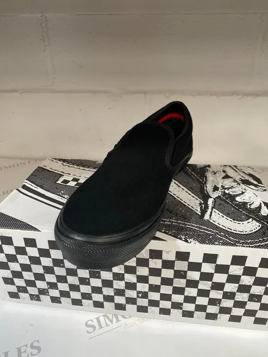 BOXED PAIR OF VANS BLACK SHOES SIZE 8.5