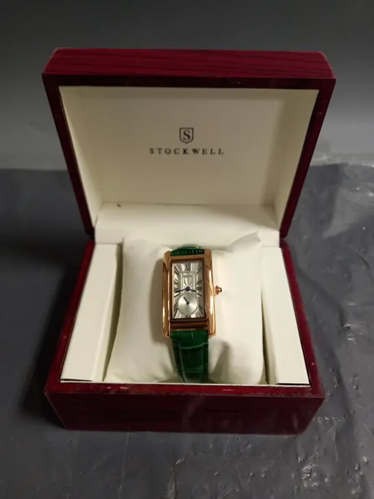 BOXED STOCKWELL TEXTURED STRAP WOMENS WATCH IN GREEN/GOLD