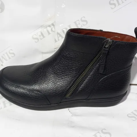 BOXED PAIR OF VIONIC LOIS BOOTS IN BLACK UK SIZE 4.5