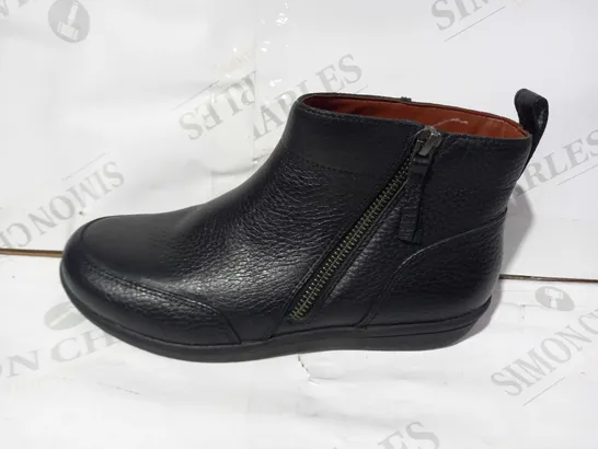 BOXED PAIR OF VIONIC LOIS BOOTS IN BLACK UK SIZE 4.5