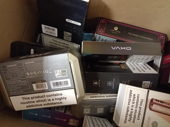 APPROXIMATELY 20 ASSORTED BOXED VAPING PRODUCTS TO INCLUDE LOST VAPE URSA MINI POD KIT, VOOPOO ARGUS MT KIT, OXVA XLIM PRO ETC. 