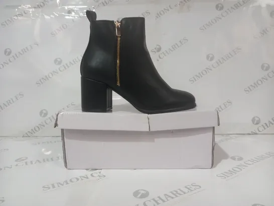 BOXED PAIR OF DESIGNER BLOCK HEEL SIDE-ZIP ANKLE BOOTS IN BLACK SIZE 4