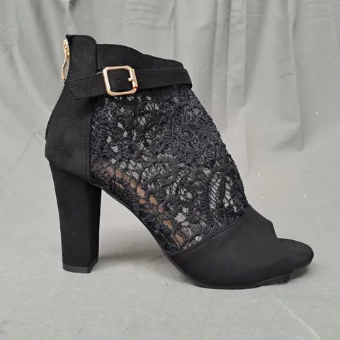 BOXED PAIR OF DESIGNER PEEP TOE HEELED LACE SHOES IN BLACK EU SIZE 39