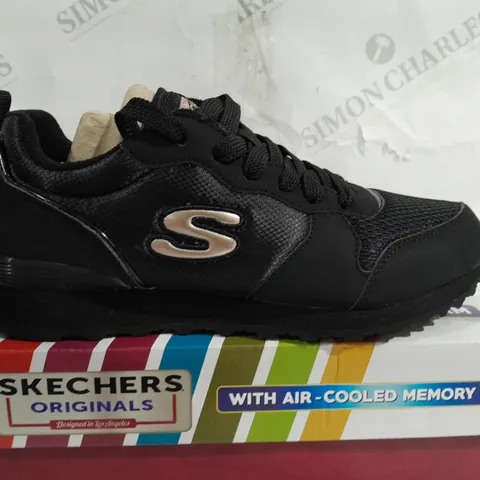 BOXED PAIR OF SKECHERS TRAINERS BLACK SIZE 5 1/2