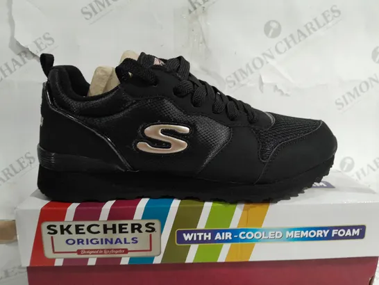 BOXED PAIR OF SKECHERS TRAINERS BLACK SIZE 5 1/2