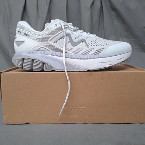 BOXED PAIR OF MBT MTR-1500 II LACE UP TRAINERS IN WHITE UK SIZE 11.5