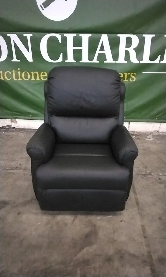 QUALITY BRITISH DESIGNED & MANUFACTURED G PLAN NEWMARKET LARGE DUAL ELEVATE CAMBRIDGE BLACK LEATHER ARMCHAIR