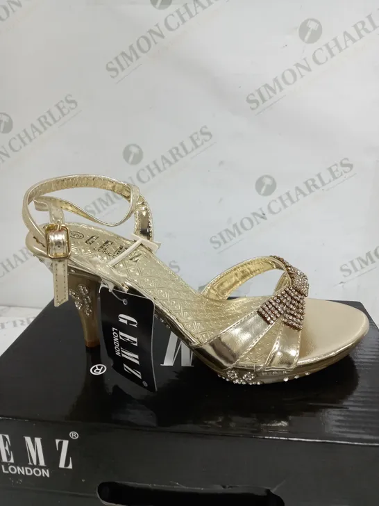 BOX OF APPROXIMATELY 10 ASSORTED PAIRS OF SHOES TO INCLUDE SPIKE BLACK SHOES, WHITE PLATFORM SANDALS, GOLD HIGH HEELS ETC