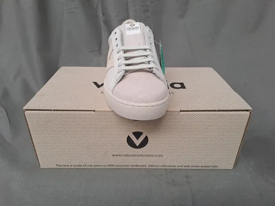 BOXED PAIR OF VICTORIA BERLIN TRAINERS IN WHITE EU SIZE 39