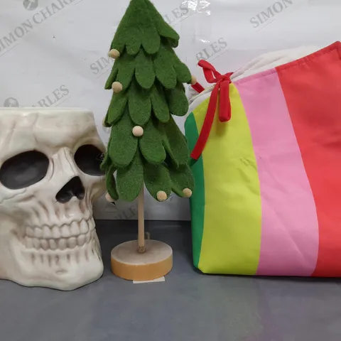 PALLET OF APPROXIMATELY 20 HOUSEHOLD ITEMS TO INCLUDE RAINBOW TREE SKIRT, FELT DECORATIVE FESTIVE TREE, SINISTER SKULL CANDY BOWL, ETC - COLLECTION ONLY