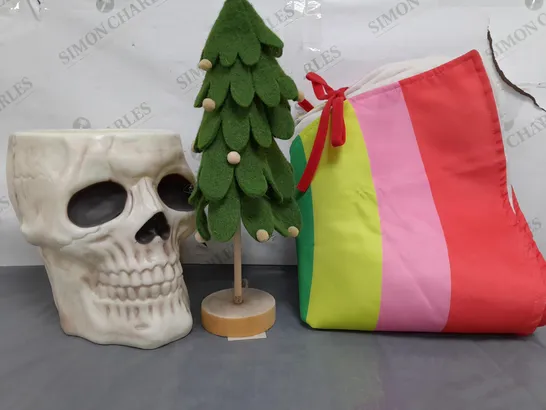 PALLET OF APPROXIMATELY 20 HOUSEHOLD ITEMS TO INCLUDE RAINBOW TREE SKIRT, FELT DECORATIVE FESTIVE TREE, SINISTER SKULL CANDY BOWL, ETC - COLLECTION ONLY