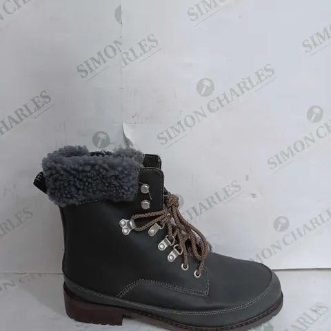 EMU AUSTRALIA GREY BOOTS WITH FUR LINING - UK MALE 8