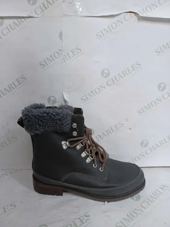 EMU AUSTRALIA GREY BOOTS WITH FUR LINING - UK MALE 8