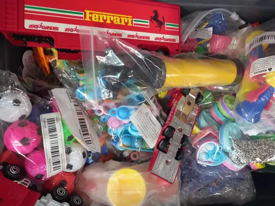 LOT OF APPROXIMATELY 10 ASSORTED TOYS AND GAMES TO INCLUDE DISNEY MULAN FIGURE, SCRATCH ART CARDS, SPORTS QUIZ, ETC