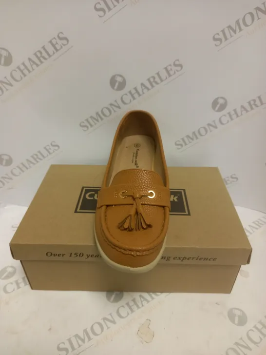 BOXED CUSHION WALK TASSLE LOAFERS WHITE  - SIZE 6