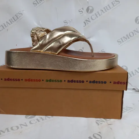 BOXED ADESSO LEATHER PLATFORM SANDAL IN GOLD SIZE 6