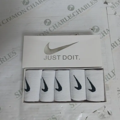 NIKE 5 PACK CREW SOCKS IN WHITE