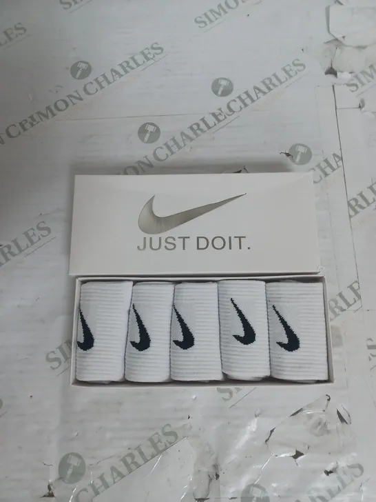 NIKE 5 PACK CREW SOCKS IN WHITE