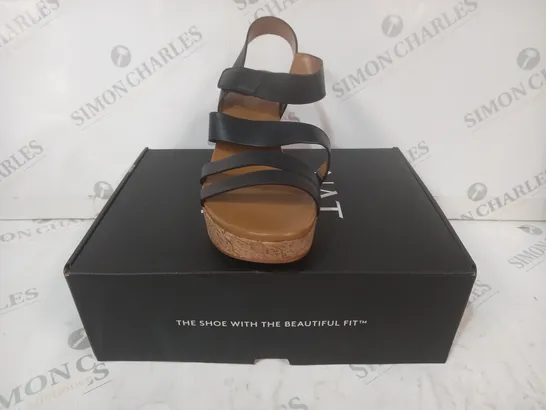 BOXED PAIR OF NATURALIZER OPEN TOE STRAPPY WEDGE SANDALS IN BLACK SIZE 6