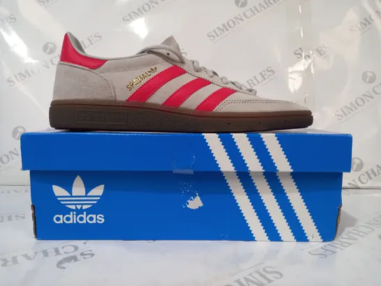 BOXED PAIR OF ADIDAS HANDBALL SPEZIAL SHOES IN GREY/RED UK SIZE 9