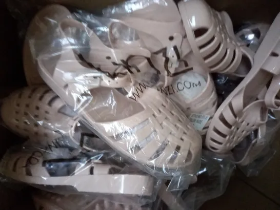 APPROXIMATELY 10 PAIRS OF LINZI FLAT JELLY SANDALS IN VARIOUS SIZES TO INCLUDE SIZE 5