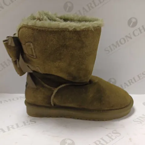 BOXED PAIR OF UGG AUSTRALIA FAUX FUR LINED ANKLE BOOTS WITH BOWS IN SAGE GREEN UK SIZE 3