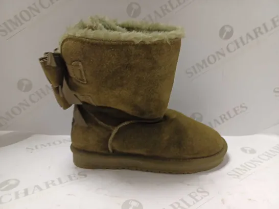 BOXED PAIR OF UGG AUSTRALIA FAUX FUR LINED ANKLE BOOTS WITH BOWS IN SAGE GREEN UK SIZE 3