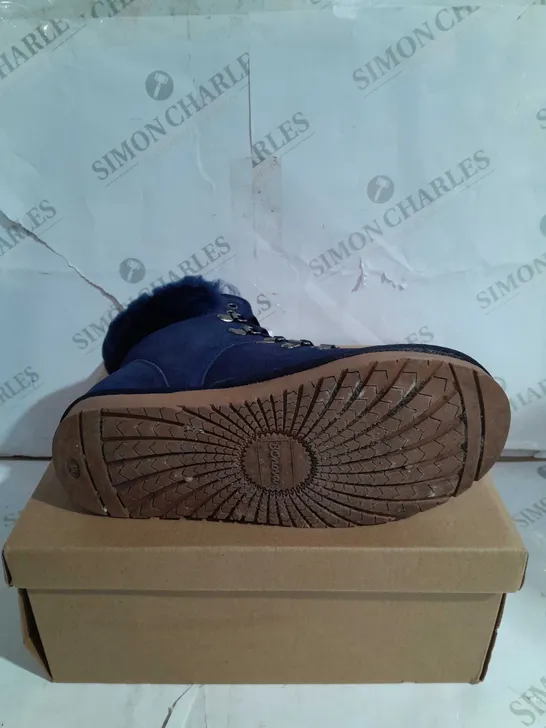 BOXED BONOVA SHEEPSKIN BOOTS NAVY - SIZE 5