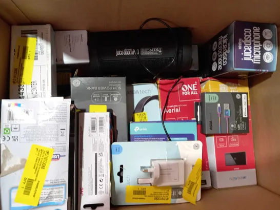 BOX OF APPROXIMATELY 10 ASSORTED ELECTRICAL ITEMS TO INCLUDE PORTABLE AM/FM RADIO, POWER BANK, WIRELESS CHARGING PAD, ETC