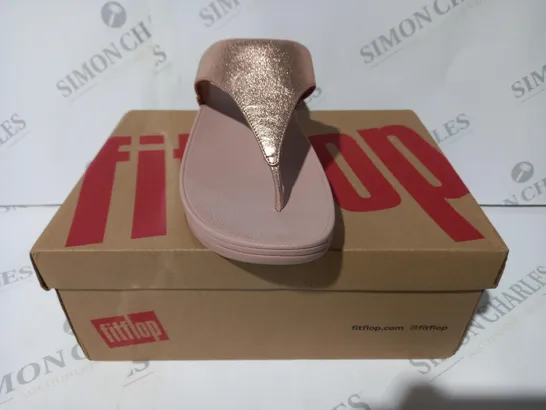 BOXED PAIR OF FITFLOP LULU LEATHER TOEPOST SANDALS IN ROSE GOLD COLOUR UK SIZE 6