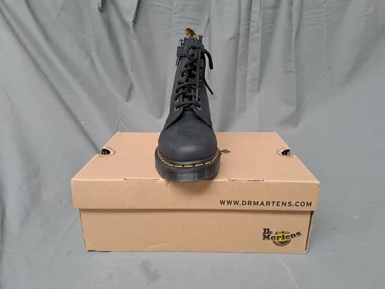 BOXED PAIR OF DR MARTENS 1460 ALT ZIP BOOTS IN BLACK UK SIZE 6