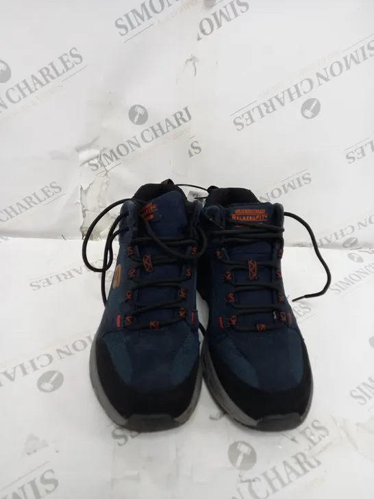 BOXED PAIR OF SKECHERS BOOTS IN NAVY SIZE 8