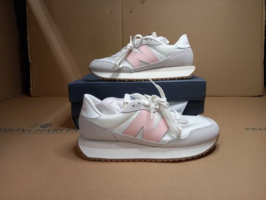 BOXED PAIR OF NEW BALANCE GREY/PINK TRAINERS - SIZE 6.5